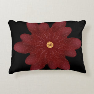 Elegante rote Samtblume auf Schwarz Dunkle Blume Dekokissen