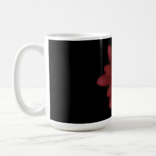 Elegante rote Samtblume auf Schwarz   Dunkle Blume Kaffeetasse