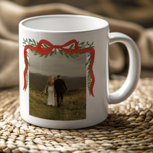 Elegante rote Schleife mit Grünzeug Foto Weihnacht Kaffeetasse