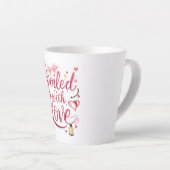 Elegante rote Schrift mit Champagner Milchtasse (Rechte Ecke)