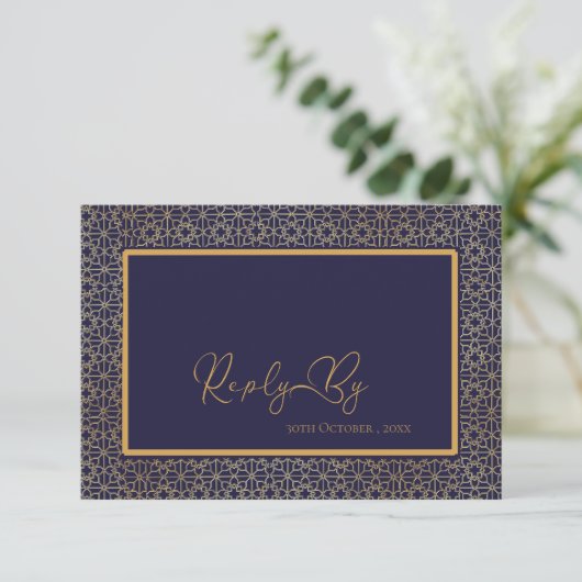 Elegante Royal Blue Gold Intricate Design Wedding RSVP Karte (Stehend Vorderseite)