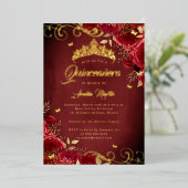 Elegante Royal Rote Rose Gold Swirl Quinceanera Folieneinladung (Stehend vorne)