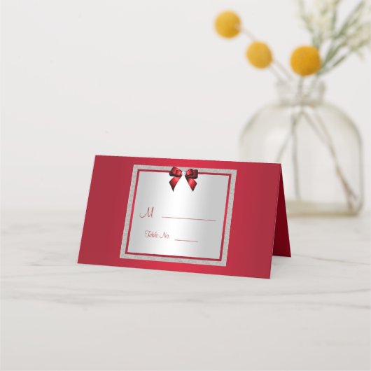 Elegante Ruby Red & Silver Glitzer Wedding Platzkarte (Vorderseite)