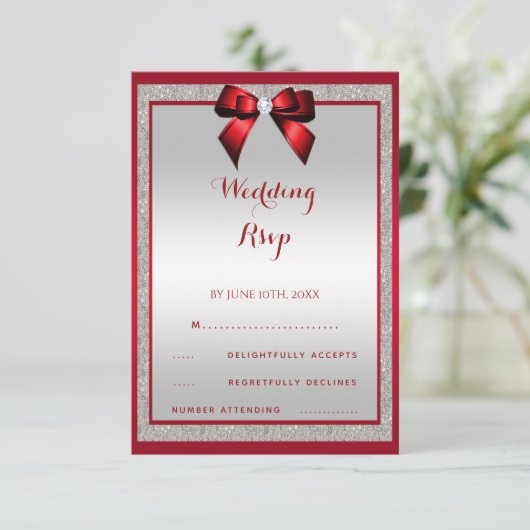 Elegante Ruby Red & Silver Glitzer Wedding RSVP Karte (Stehend Vorderseite)