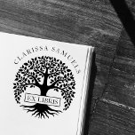 Elegante Runde Bäume Individuelle Name Gummistempel<br><div class="desc">Eleganter Rundbaum Individuelle Name Ex Libris Holz Briefmarke. Personalisieren Sie Ihre Lieblingsbücher mit einer benutzerdefinierten Briefmarke, um die Leute daran zu erinnern, zu denen das Buch gehört. Mit einer Silhouette, "ex libris" in einer Kiste platziert und Ihr Name in einem serifenlosen Schriftart gebogen über die Oberseite. Ideal für Bibliotheken, Lehrer,...</div>