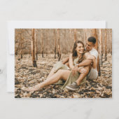 Elegante Rustikale Foto Kalligrafie Engagement Par Einladung (Rückseite)