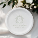 Elegante Sage Chinoiserie Monogram Wappen Wedding Pappteller<br><div class="desc">Fügen Sie Ihrer Hochzeitsempfehlung, Ihrer Verlobungsfeier, der Paardusche oder dem Probe-Dinner eine personalisierte, romantische Touch hinzu, die Sie mit den Viktorianischen Tellern der Blumenzeitung "Elegant Sage Green Chinoiserie" genießen können. Die eleganten Hochzeitszeitung-Teller verfügen über ein aufwändiges Wappen der Salbei-Grün-Chinoiserie rund um die Monogramm-Initialen des Paares. Ihre Namen werden in einem...</div>