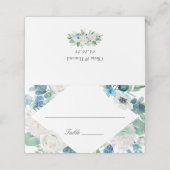 Elegante Sage Green Blue White Floral Wedding Platzkarte (Außenseite Aufgefaltet)