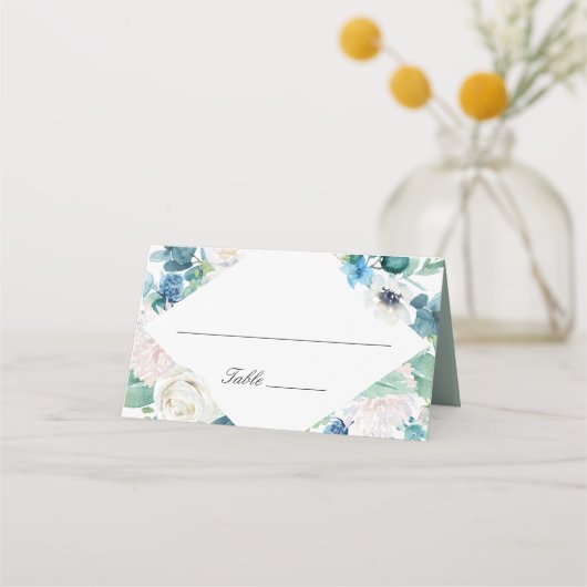 Elegante Sage Green Blue White Floral Wedding Platzkarte (Vorderseite)