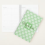 Elegante Sage Green Lacy Damask Name & Initial Planer<br><div class="desc">Dieser wunderschöne Planer oder Kalender weist ein klassisches weißes Damast-Muster auf einem grünen Hintergrund auf. Das Design ist personalisiert mit einem Monogramm Anfangsbuchstaben und einem anpassbaren Namen für einen schlichten, aber eleganten Stil. Ideal für die Schule oder Arbeit, oder für jeden mit einem geschäftigen Zeitplan, der die Termine behalten hat....</div>
