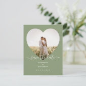 Elegante Sage Green Minimalistisch Heart Foto Wedd Save The Date (Stehend Vorderseite)