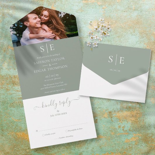 Elegante Sage Green Monogram Foto Wedding All In One Einladung