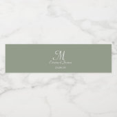 Elegante Sage Green Monogram Wedding Party Wasserflaschenetikett (Einzelnes Label)