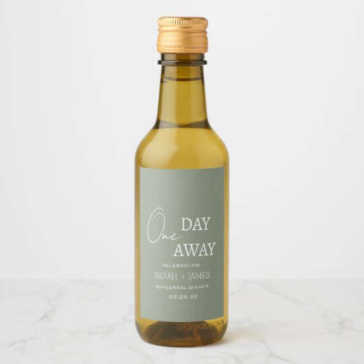 Elegante Sage Green One Day Away Probe Dinner Weinetikett (Vorderseite)