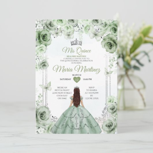 Elegante Sage Green & Silver Princess Mis Quince Einladung (Stehend Vorderseite)