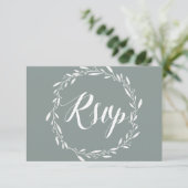 Elegante Sage RSVP-Karten für Hochzeiten mit Kranz RSVP Karte (Stehend Vorderseite)