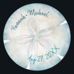 Elegante Sand Dollar Name Beach Hochzeit Runder Aufkleber<br><div class="desc">Erstellen Sie Ihre eigenen Sand-Dollar-Hochzeitsaufkleber, um Ihre Gast-Gaben/Geschenke zu verwenden, oder als elegante Umschlag Aufkleber, um Ihre tropischen Einladungen zu betonen... Das von Raphaela Wilson entworfene wunderschöne Aquarellwerk zeigt eine Single-Sand-Dollar-Muschel in beliebten nautischen Schattierungen von tiefblauem, aquamarinem und Elfenbeinweißgold. Es ist einfach, Ihren Namen, Initialen, Monogramm und andere benutzerdefinierte Text,...</div>