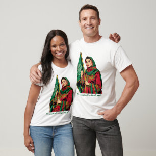 Elegante Saudi-Frau, die den T - Shirt der Flagge 