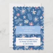 Elegante schicke, blühende, staubige blaue Hochzei Einladung (Rückseite)