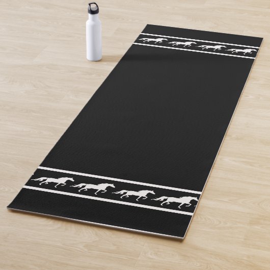 Elegante, schicke weiße Pferde auf Schwarz Yogamatte (Beispiel)