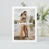 Elegante, schlichte Typografie Foto Hochzeit Dankeskarte (Stehend Vorderseite)