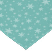 Elegante Schneeflocken auf Aquamarin Tischdecke (Schrägansicht)
