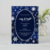 Elegante Schneeflocken auf blauem Night Silver Folieneinladung (Stehend vorne)