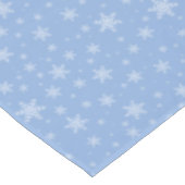Elegante Schneeflocken auf hellblauem Tablecloth Tischdecke (Schrägansicht)