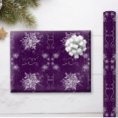 Elegante Schneeflocken auf Lila Amethyst Geschenkpapier