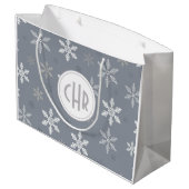 Elegante Schneeflocken im blauen Hintergrund Große Geschenktüte (Rückseite Schrägansicht)