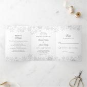 Elegante Schneeflocken Silver & White Winter Weddi Dreifach Gefaltete Einladung (Innenseite)
