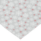 Elegante Schneeflocken, weiß und rot auf grau Tischdecke (Schrägansicht)