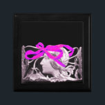 ELEGANTE SCHÖNHEIT / GESCHMACK MIT PINK BOW UND BL SCHMUCKSCHACHTEL<br><div class="desc">Schwarz-Weiß Romantikerprofil mit leuchtendem Band und Blume,  lebendige,  skurrile und klassische Jugendstil-Schönheit .Design und digitale grafische Gestaltung in Vintagem Stil von Bulgan Lumini (c) .Teil aus der neuen Kollektion ARCADIA .</div>
