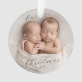 Elegante Schrift Foto Zwillingsbabys erstes Weihna Ornament (Vorderseite)