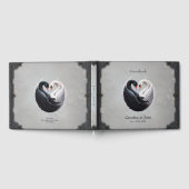 Elegante Schwäne, die gemeinsam ein Herz versprech Gästebuch (Voll)