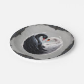 Elegante Schwäne, die gemeinsam ein Herz versprech Pappteller (Schrägansicht)