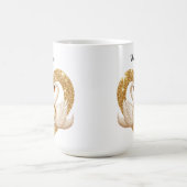 Elegante Schwäne mit Goldenen Ringen Kaffeetasse (Mittel)