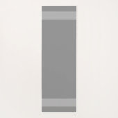 Elegante Schwäne und Monogramm auf leicht silbergr Yogamatte (Rückseite)