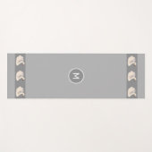 Elegante Schwäne und Monogramm auf leicht silbergr Yogamatte (Vorderseite (Horizontal))