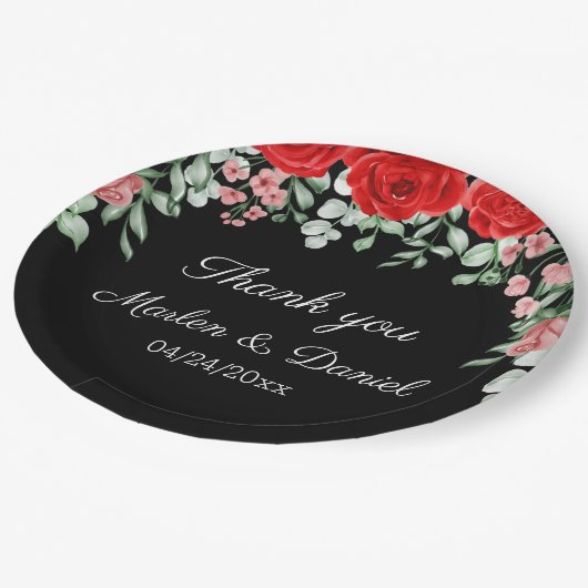 Elegante Schwarz-Rot-Blütenhochzeit Pappteller (Schrägansicht)