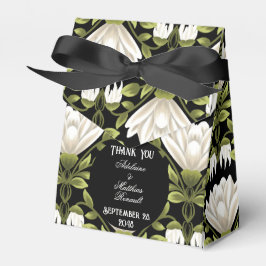 Elegante Schwarz-Weiß-Blütenhochzeit: Kalligraphie Geschenkschachtel