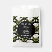 Elegante Schwarz-Weiß-Blütenhochzeit: Kalligraphie Geschenktütchen (Vorderseite)