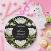 Elegante Schwarz-Weiß-Blütenhochzeit: Kalligraphie Pappteller (Party)