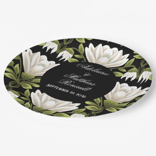 Elegante Schwarz-Weiß-Blütenhochzeit: Kalligraphie Pappteller (Schrägansicht)