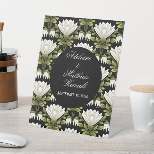 Elegante Schwarz-Weiß-Blütenhochzeit: Kalligraphie Sockelschild (In SItu)