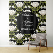 Elegante Schwarz-Weiß-Blütenhochzeit: Kalligraphie Wandteppich (Beispiel)