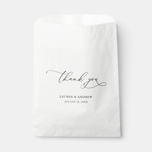 Elegante Schwarz-Weiß-Kalligrafie-Hochzeit Geschenktütchen (Vorderseite)