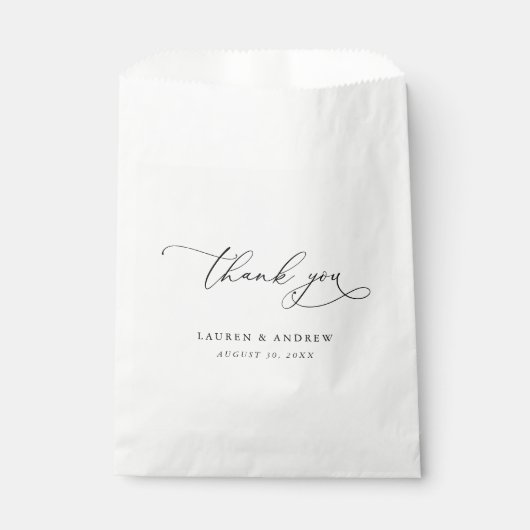 Elegante Schwarz-Weiß-Kalligrafie-Hochzeit Geschenktütchen (Vorderseite)