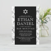 Elegante Schwarz-Weiß-Marmor-Textur Bar mitzvah Einladung (Stehend Vorderseite)