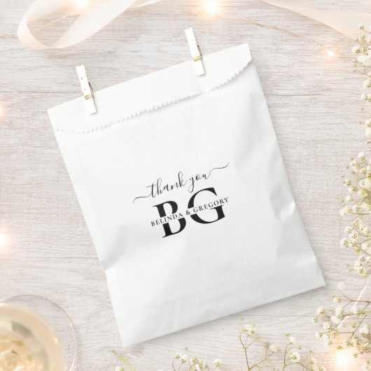 Elegante Schwarz-Weiß-Monogramm-Initialen Hochzeit Geschenktütchen (Ausgeschnitten)